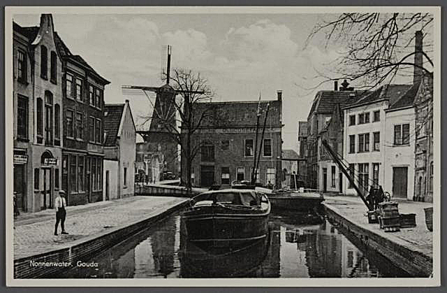 Een foto uit 1930 vlak voor de demping van de Verlorenkost. Wij kijken hier vanaf de Nonnenbrug via het Nonnenwater/Rotterdamsche Veer naar de Verlorenkost.